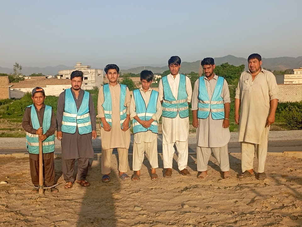 KTS Welfare volunteers distributing food packages to a family
